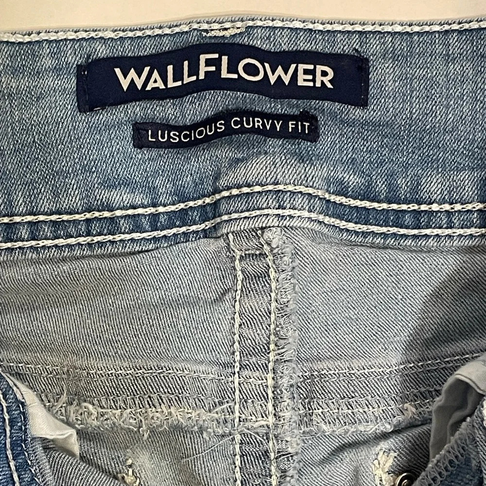 Wallflower Luscious Curvey Fit Cuffed Denim Jean Shorts Size 3 - Picture 4 of 6